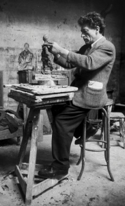 Giacometti scolpisce